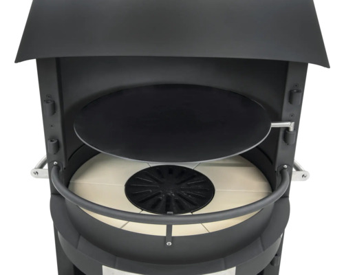 Vue détaillée d''un four à pizza noir avec plaque à pizza ronde