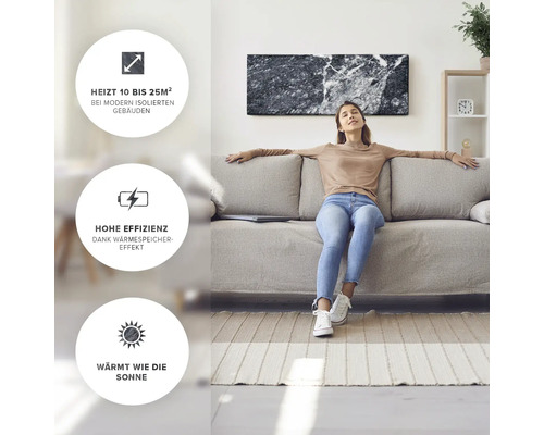 Femme se détend sur un canapé sous un chauffage en marbre dans un salon lumineux.