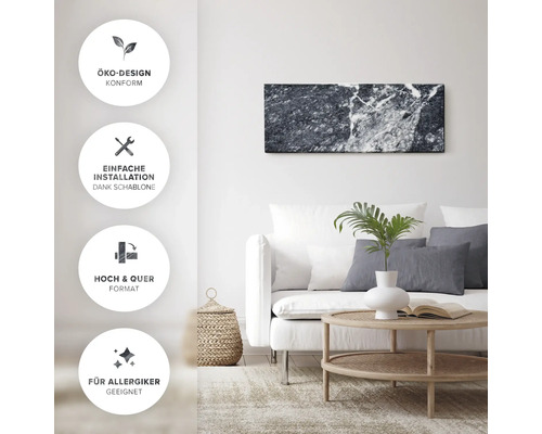 Salon avec canapé, table et décoration murale imitation marbre. Éco-design conforme. Installation facile grâce au gabarit. Format portrait et paysage. Convient aux personnes allergiques.