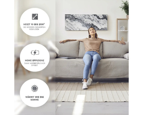 Femme se détend sur un canapé dans un salon lumineux avec des informations sur le chauffage.