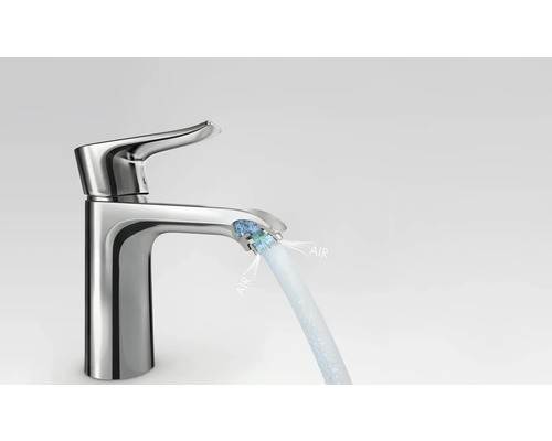 Glänzender Wasserhahn mit Luftperlfunktion für ein Waschbecken