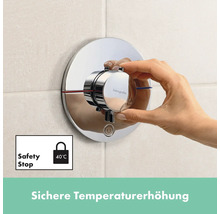 Frauenhand bedient Duschthermostat von Hansgrohe mit Sicherheitssperre