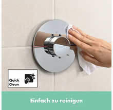 Eine Hand reinigt eine Hansgrohe Armatur mit einem Tuch. Das Symbol Quick Clean ist abgebildet.