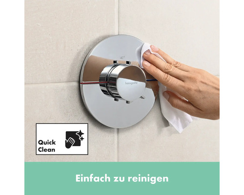 Eine Hand reinigt eine Hansgrohe Armatur mit einem Tuch. Das Symbol Quick Clean ist abgebildet.