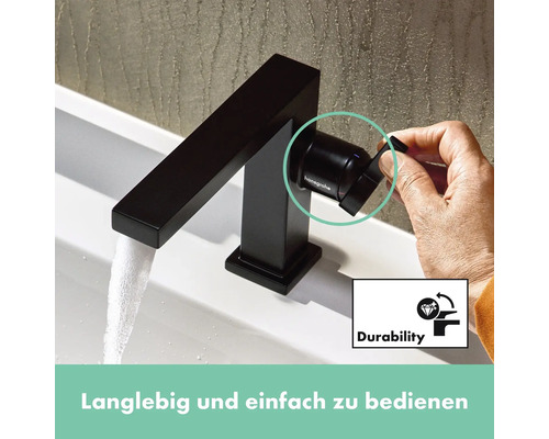 Schwarzer Wasserhahn mit Wasserfluss und Haltbarkeitssymbol.