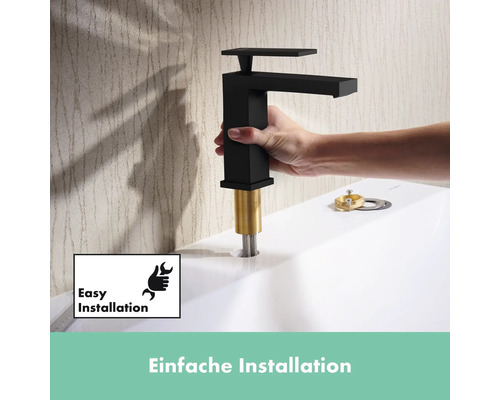 Installation einer schwarzen Armatur auf einem Waschbecken