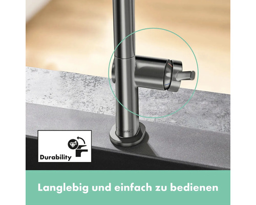 Detail einer Küchenarmatur aus Metall mit Einhebelmischer und dem Symbol für Langlebigkeit.