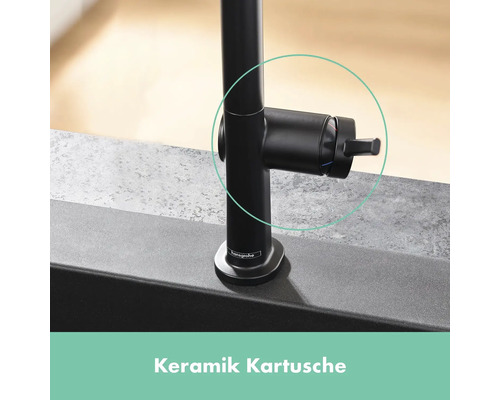 Hansgrohe Logo auf schwarzer Küchenarmatur mit Keramikkartusche
