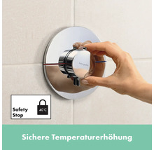 Hand bedient Hansgrohe Thermostatarmatur im Badezimmer