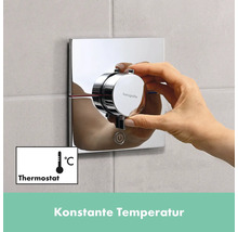 Hand bedient Hansgrohe Thermostatarmatur im Badezimmer