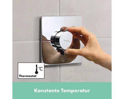 Hand bedient Hansgrohe Thermostatarmatur im Badezimmer