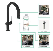 Robinet de cuisine noir avec fonction extractible, filtre et deux sorties, ainsi qu''une bouteille de Hansgrohe Claro Harmony