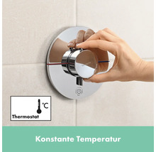 Hand, die einen Hansgrohe Thermostat einstellt
