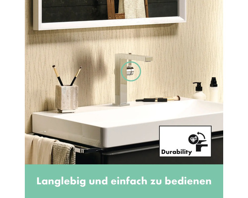 Modernes Badezimmerwaschbecken mit Armatur und Kosmetikartikeln