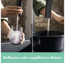Wasserhahn befüllt Glas und Topf mit Wasser