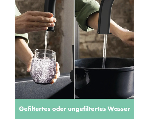 Wasserhahn befüllt Glas und Topf mit Wasser