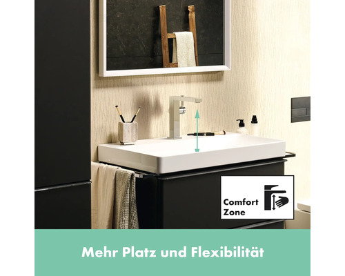 Modernes Badezimmer mit Waschbecken, Armatur und Spiegel für mehr Komfort und Flexibilität.
