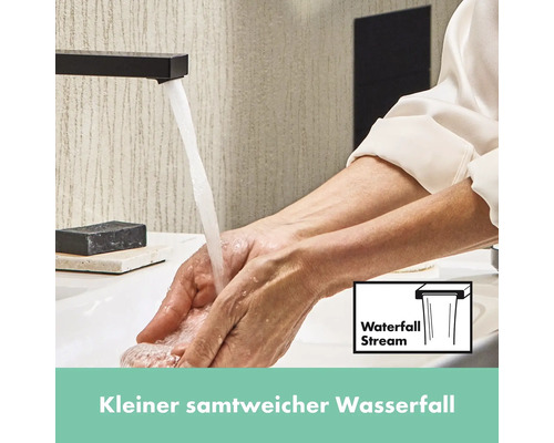 Wasserhahn mit Wasserfallstrahl in einem Waschbecken mit Hände