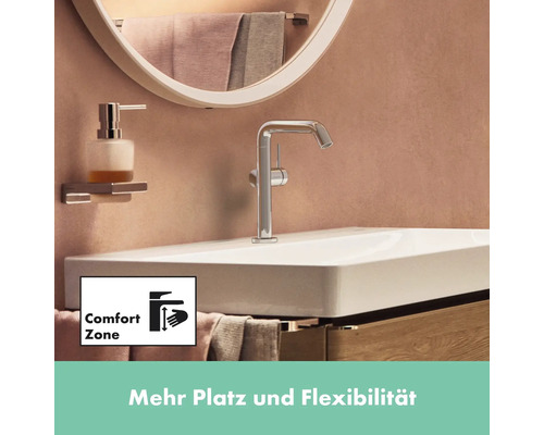 Waschtisch mit Armatur und Seifenspender im Badezimmer