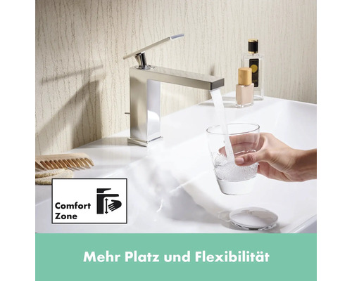 Modernes Badezimmer Waschbecken mit Wasserhahn und Glas wird befüllt.