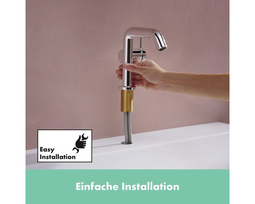 Installation eines verchromten Waschbecken Wasserhahns