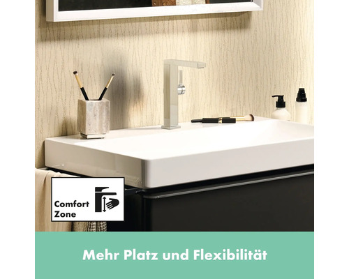 Waschtisch mit Armatur und Kosmetikartikeln im Badezimmer