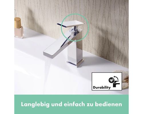 Verchromter Wasserhahn auf einem Waschbecken mit dem Symbol für Langlebigkeit.