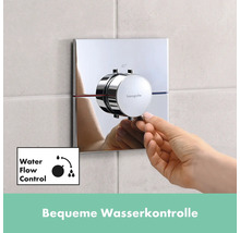 Nahaufnahme eines Hansgrohe Unterputz-Thermostats mit einer Hand, die den Wasserfluss reguliert