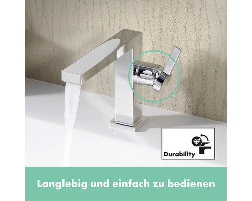 Glänzender Wasserhahn auf einem Waschbecken mit dem Symbol für Langlebigkeit