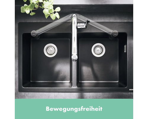 Doppelspüle aus schwarzem Material mit schwenkbarer Armatur