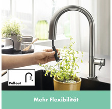 Küchenarmatur mit Ausziehfunktion beim Befüllen eines Blumentopfes