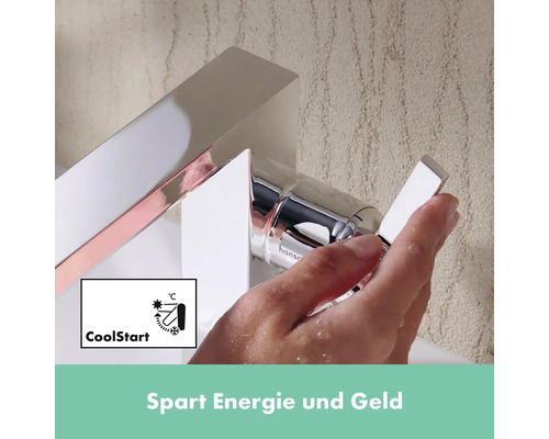 Hand bedient einen Wasserhahn mit CoolStart Funktion zum Energiesparen