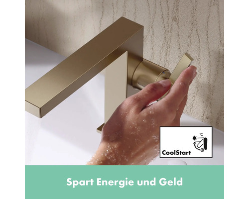 Goldfarbener Wasserhahn mit CoolStart-Funktion in einem Badezimmer