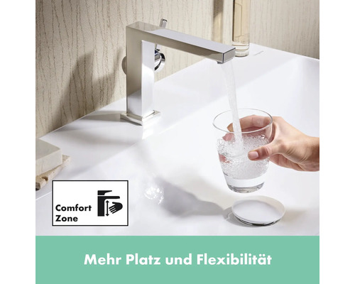 Waschtischarmatur mit Wasserhahn füllt ein Glas Wasser, daneben das Symbol Komfortzone.