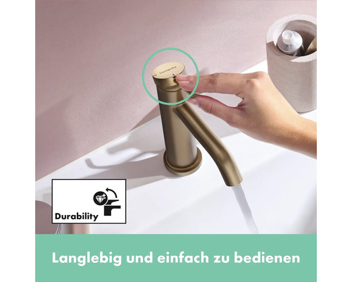 Nahaufnahme einer Armatur im Badezimmer mit Bedienung durch eine Hand, Symbol für Haltbarkeit