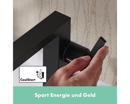 Hansgrohe Waschtischarmatur mit CoolStart Funktion wird von einer Hand bedient