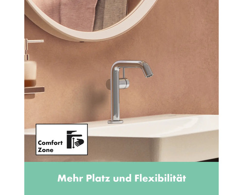 Auf einem Waschbecken befindet sich ein verchromter Wasserhahn mit ComfortZone Symbol