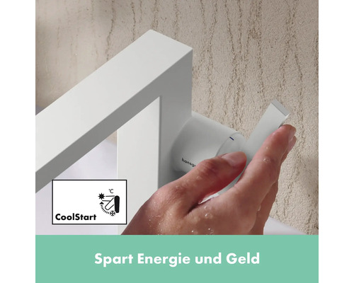 Nahaufnahme einer Hand, die einen weißen Wasserhahn mit CoolStart-Funktion bedient, um Energie zu sparen.