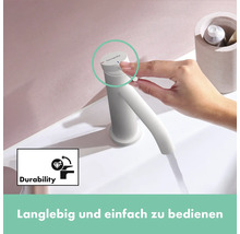 Nahaufnahme einer Hand, die einen weißen Wasserhahn in einem Badezimmer bedient. Das Bild zeigt die Langlebigkeit des Produkts.