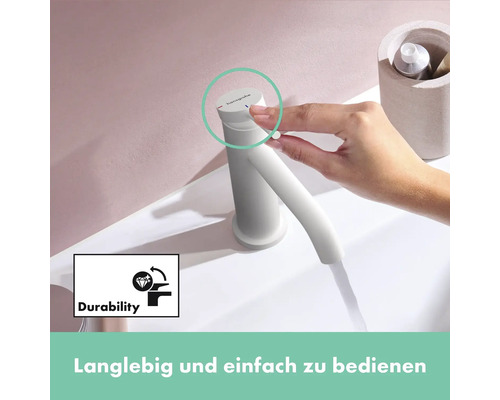 Nahaufnahme einer Hand, die einen weißen Wasserhahn in einem Badezimmer bedient. Das Bild zeigt die Langlebigkeit des Produkts.