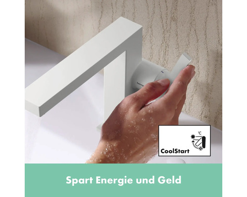Weißer Wasserhahn mit CoolStart-Funktion und Hand unter laufendem Wasser