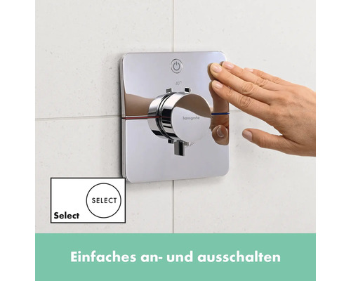 Hansgrohe Armatur mit Hand vor einer gefliesten Wand