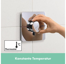 Frauenhand bedient ein Thermostat von Hansgrohe zur Einstellung der Wassertemperatur
