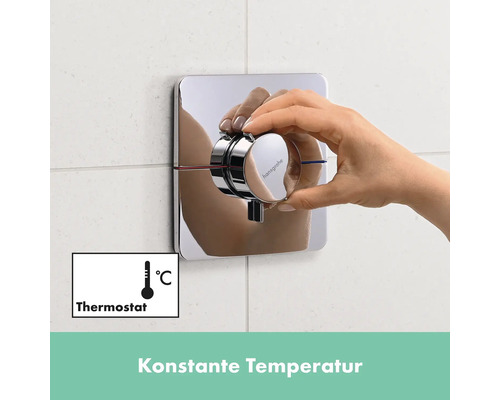 Frauenhand bedient ein Thermostat von Hansgrohe zur Einstellung der Wassertemperatur