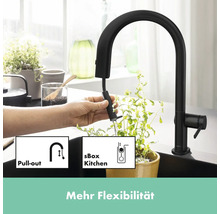 Schwarze Küchenarmatur mit ausziehbarer Brause und sBox für mehr Flexibilität.