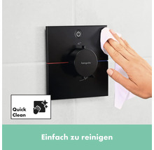Schwarzer Duschthermostat wird mit einem Tuch gereinigt
