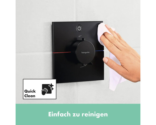 Schwarzer Duschthermostat wird mit einem Tuch gereinigt