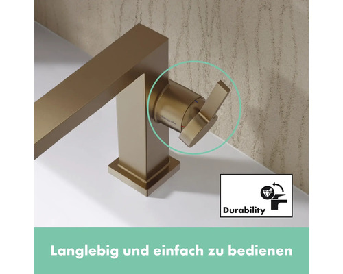 Hansgrohe Logo. Nahaufnahme einer Armatur in gebürsteter Bronze mit einem Symbol für Haltbarkeit.