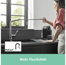 Küchenszene mit Spültischarmatur und Ausziehbrause zum Befüllen einer Kaffeemaschine