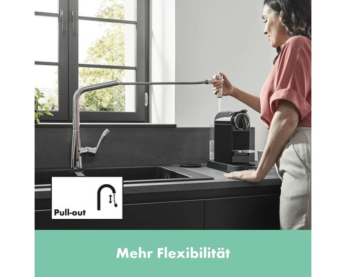 Küchenszene mit Spültischarmatur und Ausziehbrause zum Befüllen einer Kaffeemaschine